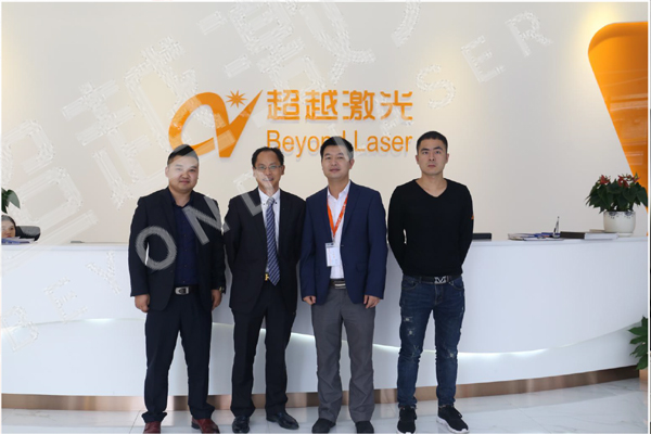 來(lái)訪客戶(hù)合影